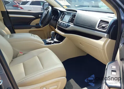 2019 Toyota Highlander Xle z USA, uszkodzony, nr VIN 5TDKZRFH9KS322443